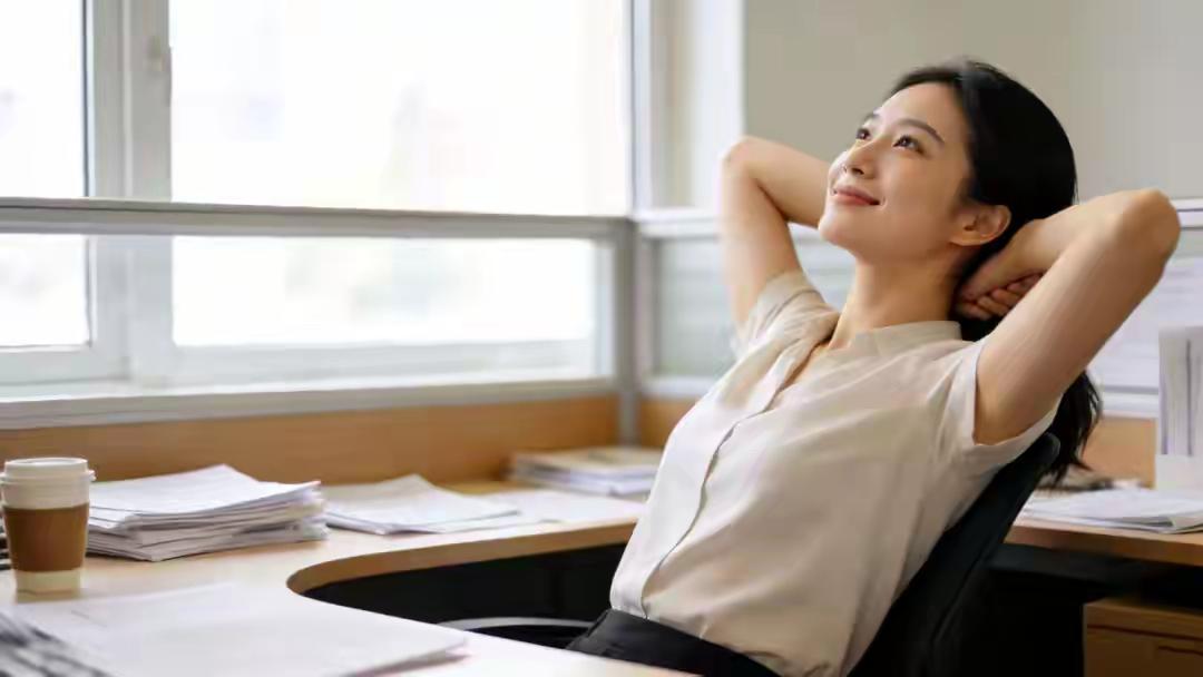 职场“静音模式”：为何打工人的嘴，越来越严？

诸位朋友，今儿咱们单说一桩发生在