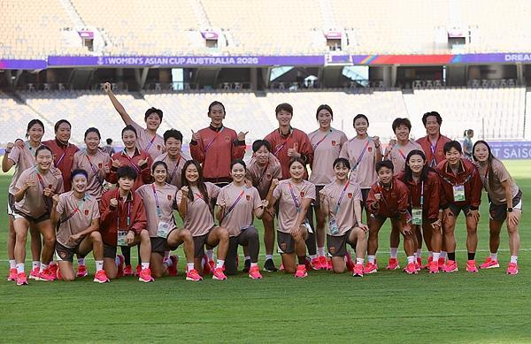 武汉集训，中国女足下月在武汉与俄罗斯女足热身两场
 
为备战即将于今秋进行的名古