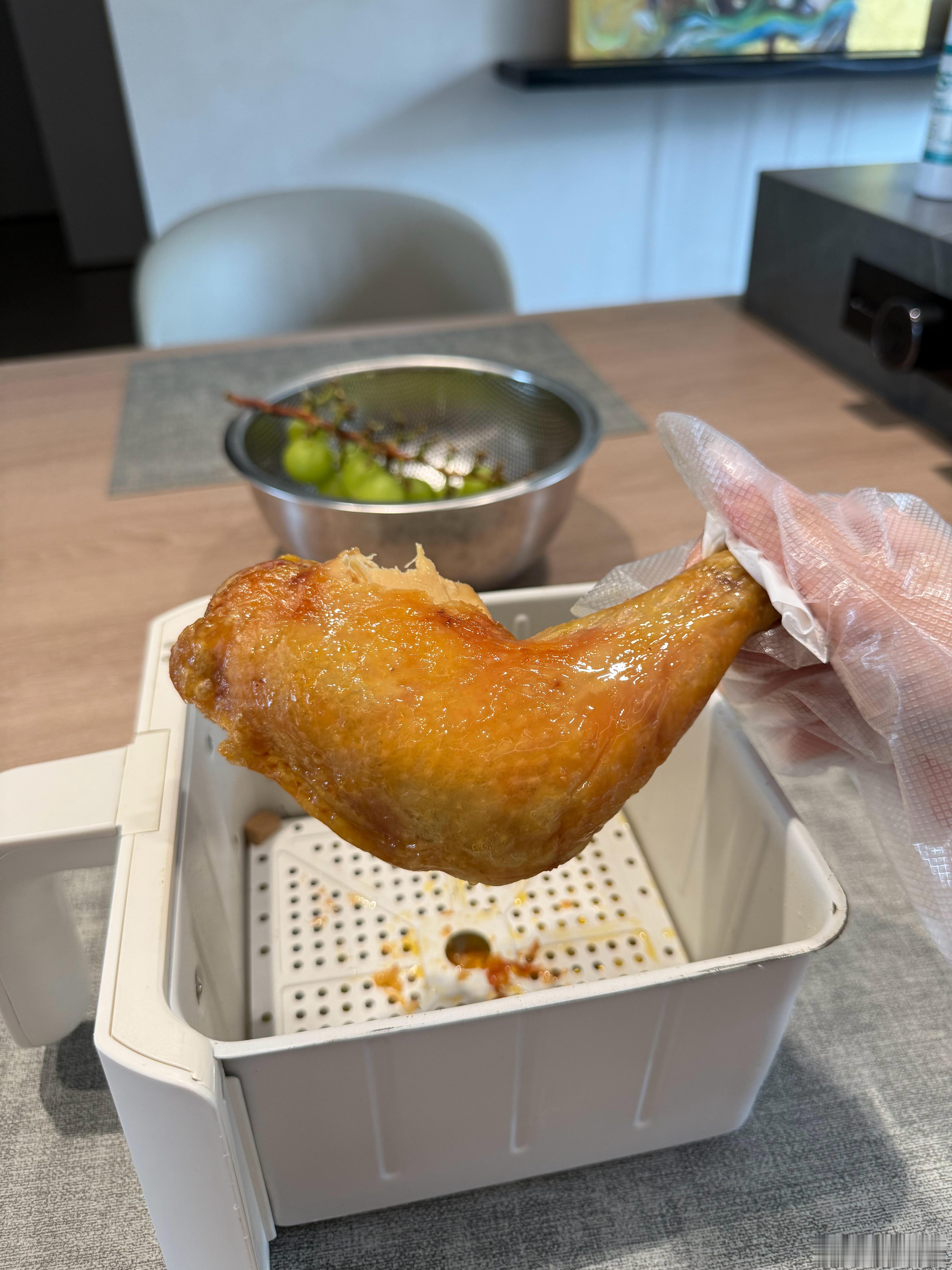 熟成鸡腿还是挺香的，我老公一个没吃，他觉得一般，五个全是我吃的。李毛毛团购买的阳