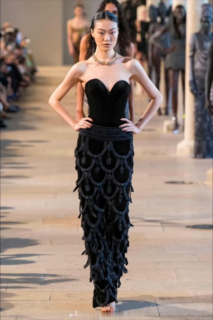👗：Rahul Mishra 2026 秋冬高级定制已经两套高定了，什么时候解
