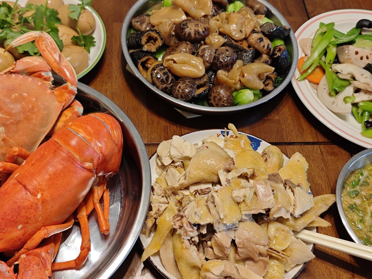 温哥华入秋的风总带着点湿凉，我对着镜子捋了捋额前垂下来的碎发，发尾扫过手背时，指