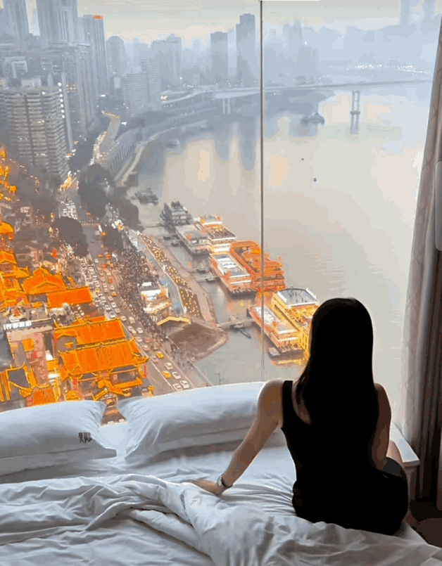 这是哪里？怎么感觉玻璃不安全？

还是说我恐高了？你们觉得呢？