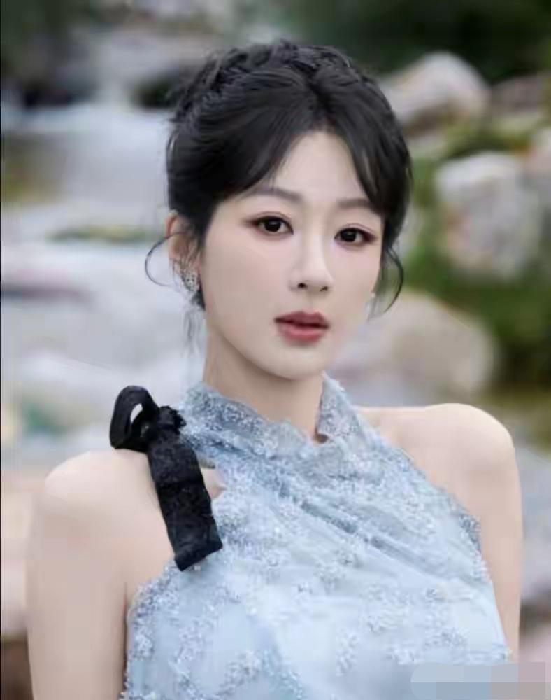 杨紫和关晓彤从童星出道到现在，演技和颜值你觉得谁更胜一筹?