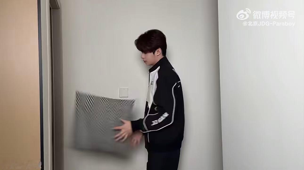 伞兵丝滑的AI转场伞兵气场全开强势登场，丝滑AI转场氛围感拉满！赛场锋芒尽显，热