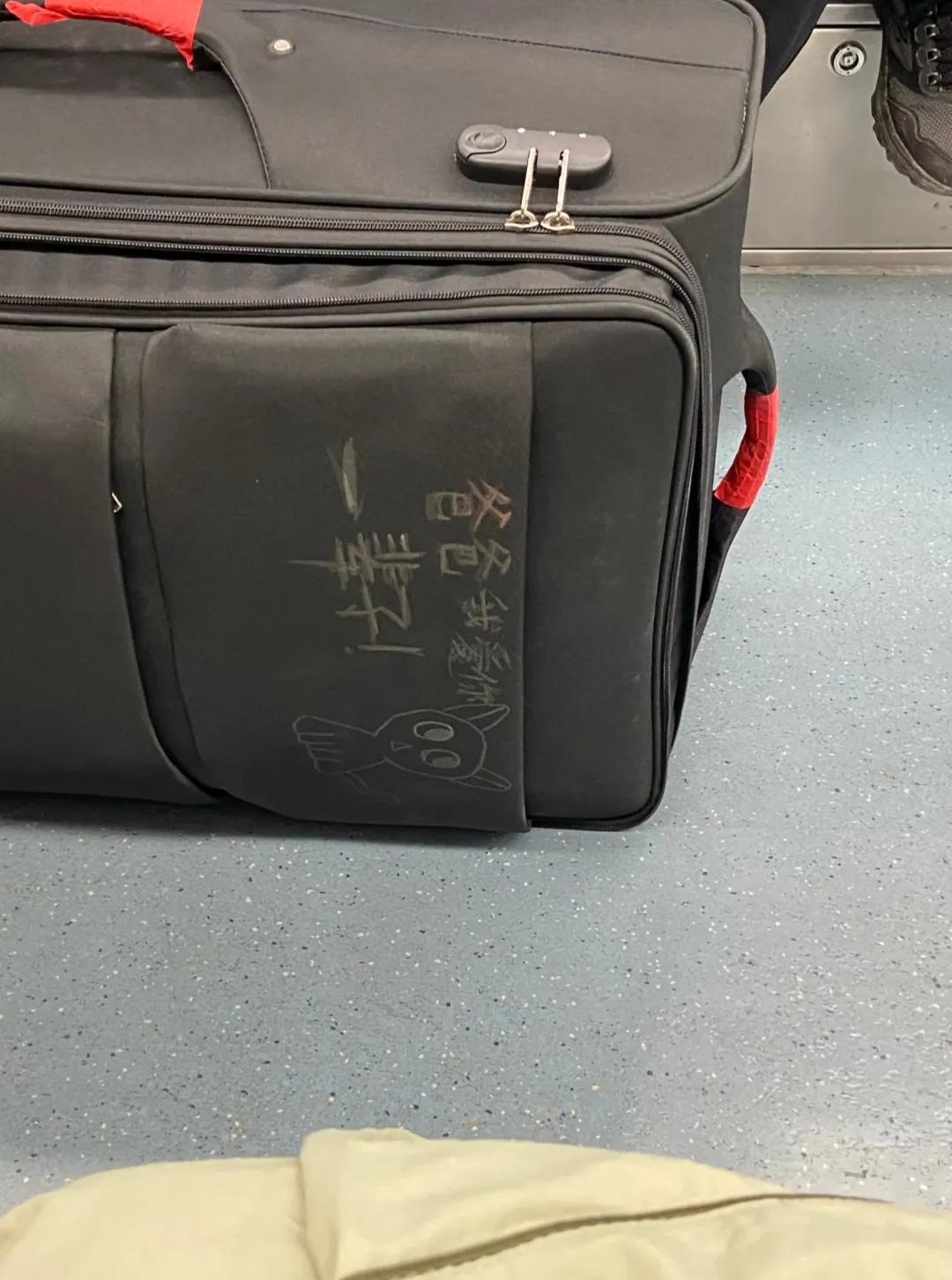 大叔行李箱上稚嫩字迹：“爸爸我爱你”，萌翻全场，这波父爱暴击，谁顶得住？
