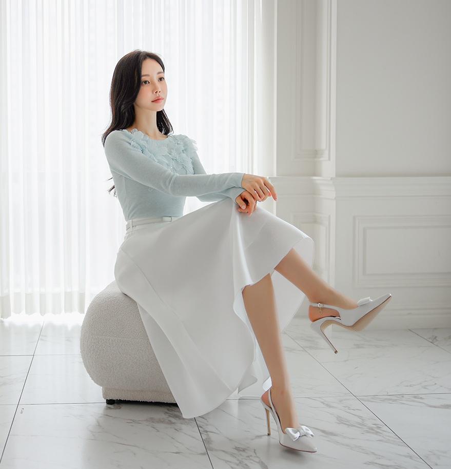 白色连衣裙搭配高跟鞋，简直是展现女性魅力的绝杀组合。夏天选白色裙，清爽又百搭。小