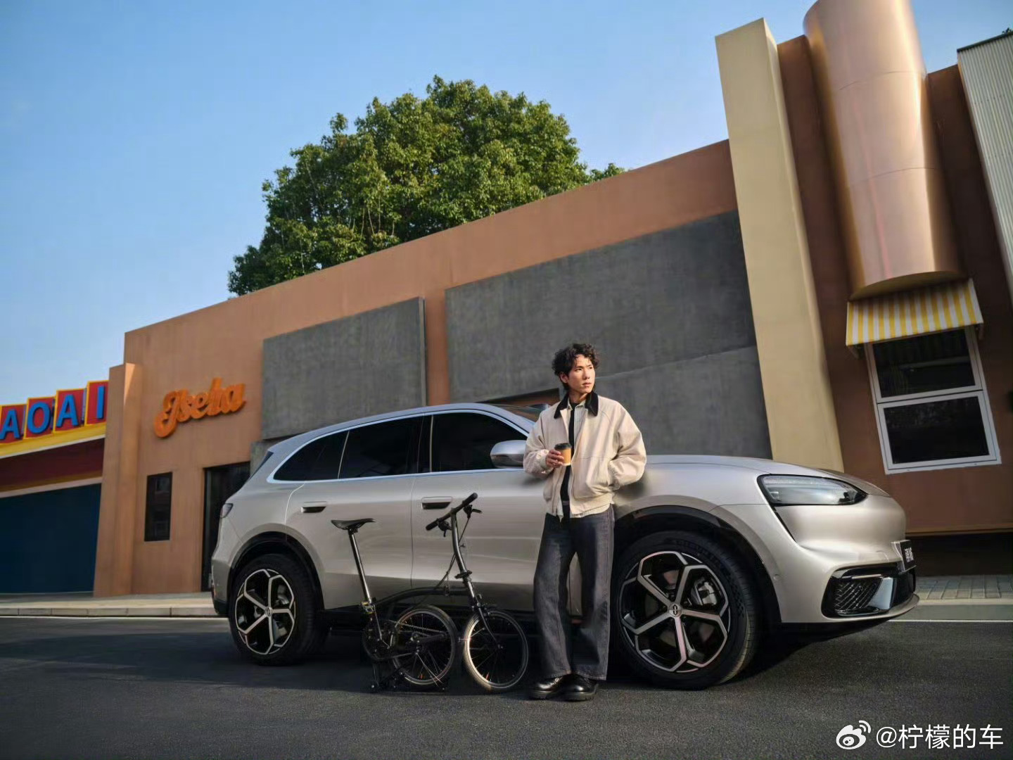 实测问界M6前备箱三重防夹问界M6前备箱多能装这个前备箱有点像“隐藏空间”。露营