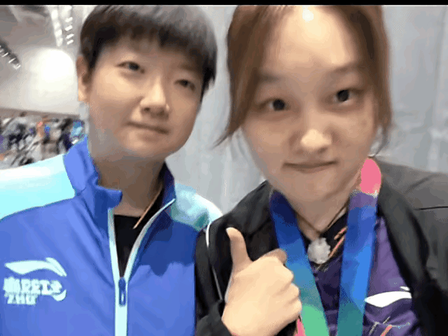 因为全锦赛，莎莎在长沙见到了几个好闺蜜，给她的长沙之旅增添了无限温情。
瞧瞧，莎