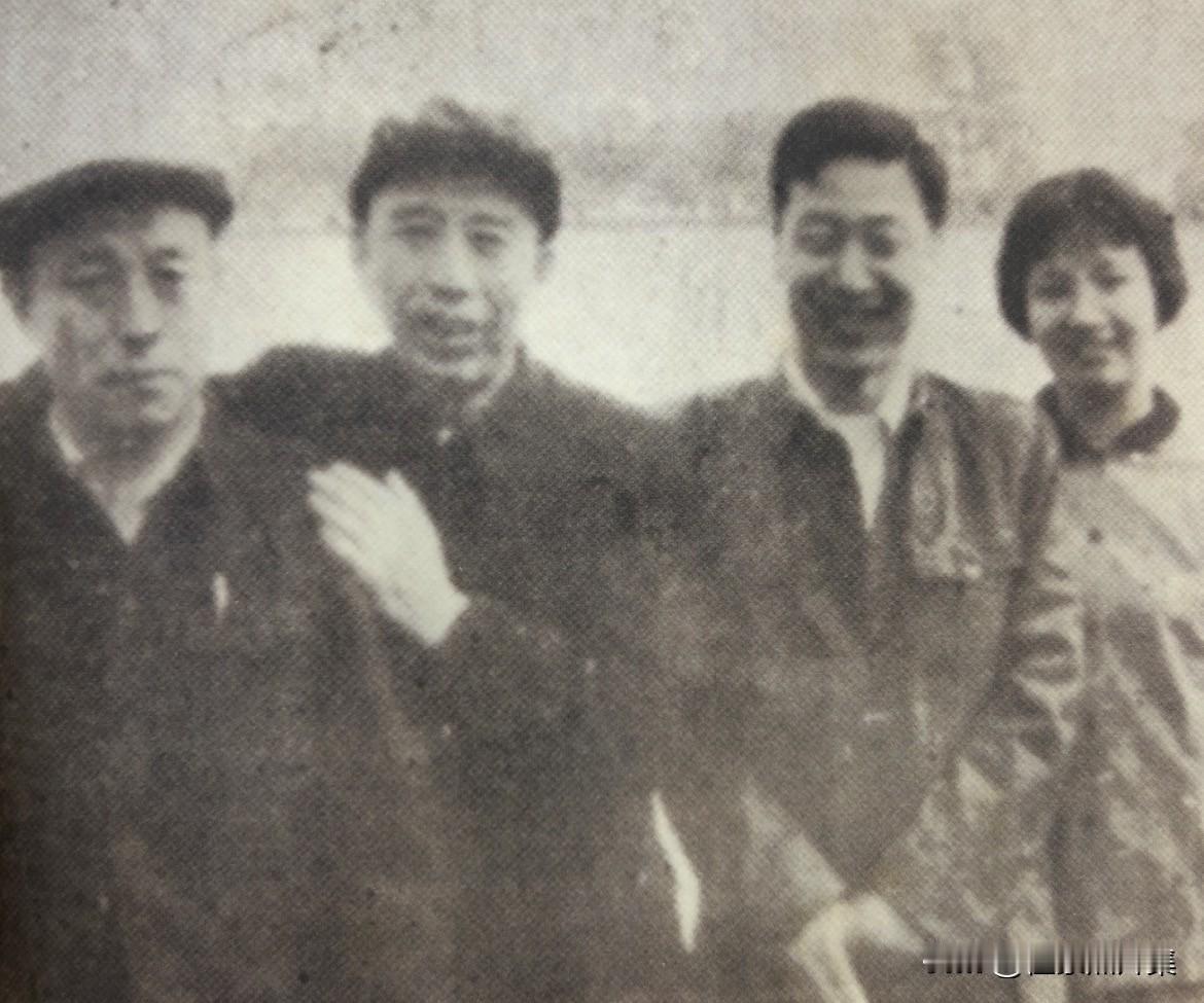 1963年早春，开国上将王震（左二）召见诗人郭小川（左一）、贺敬之（右二）及其夫