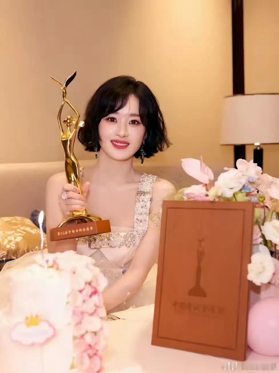 金鹰二封视后的至今只有六位原来金鹰二封视后至今只有6位女演员，赵丽颖是当中最年轻