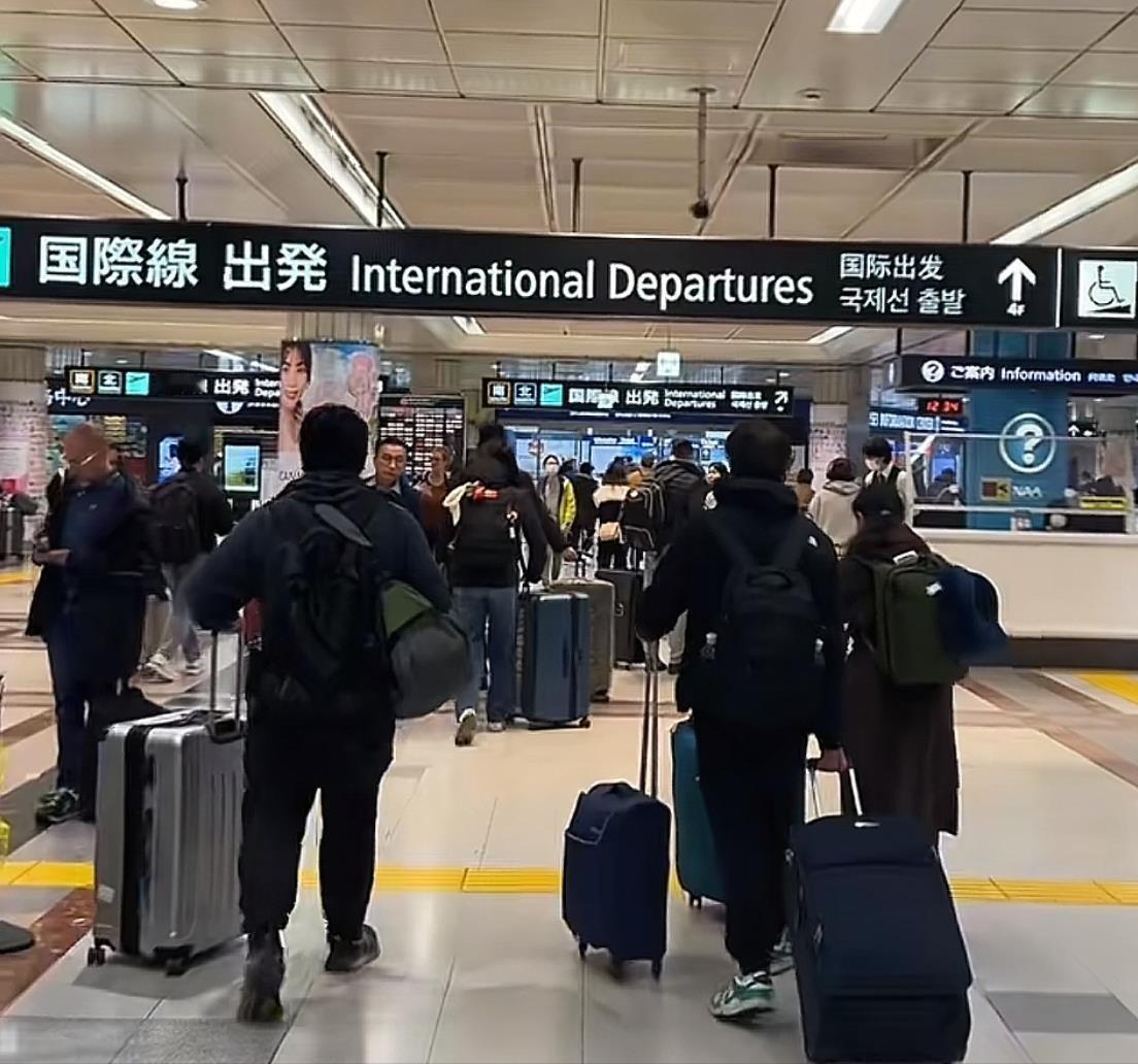 日本各大机场候机大厅里挤满了等待回国的人群，飞往中国的航班班班爆满，一票难求。