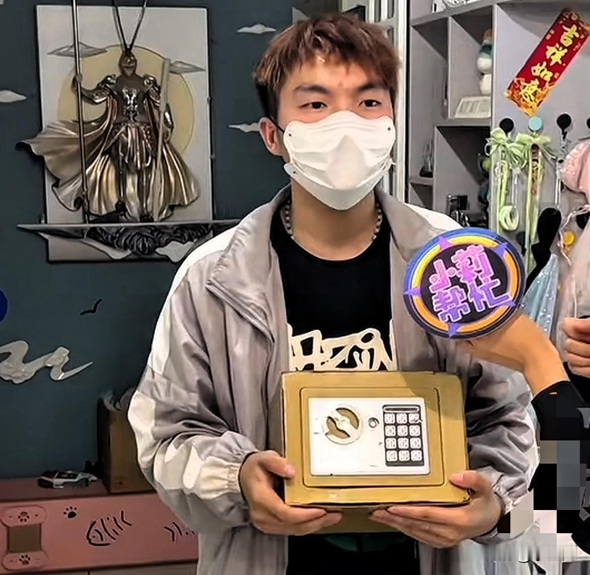 这下惹大事了！河南郑州，男子家中装有2万多现金的保险柜丢了，一查监控才知道原来是