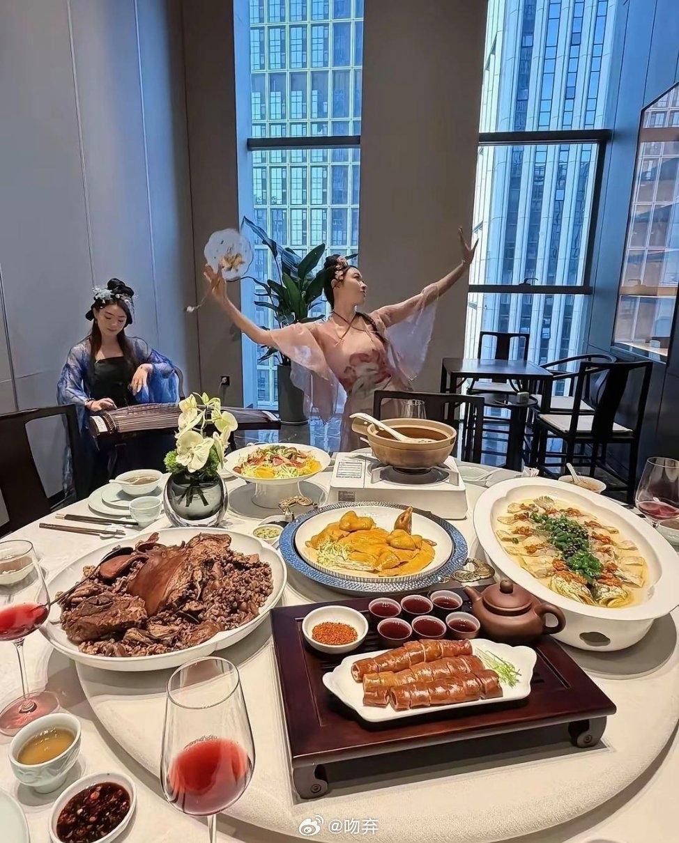 估计月薪过万，才敢这样吃饭吧