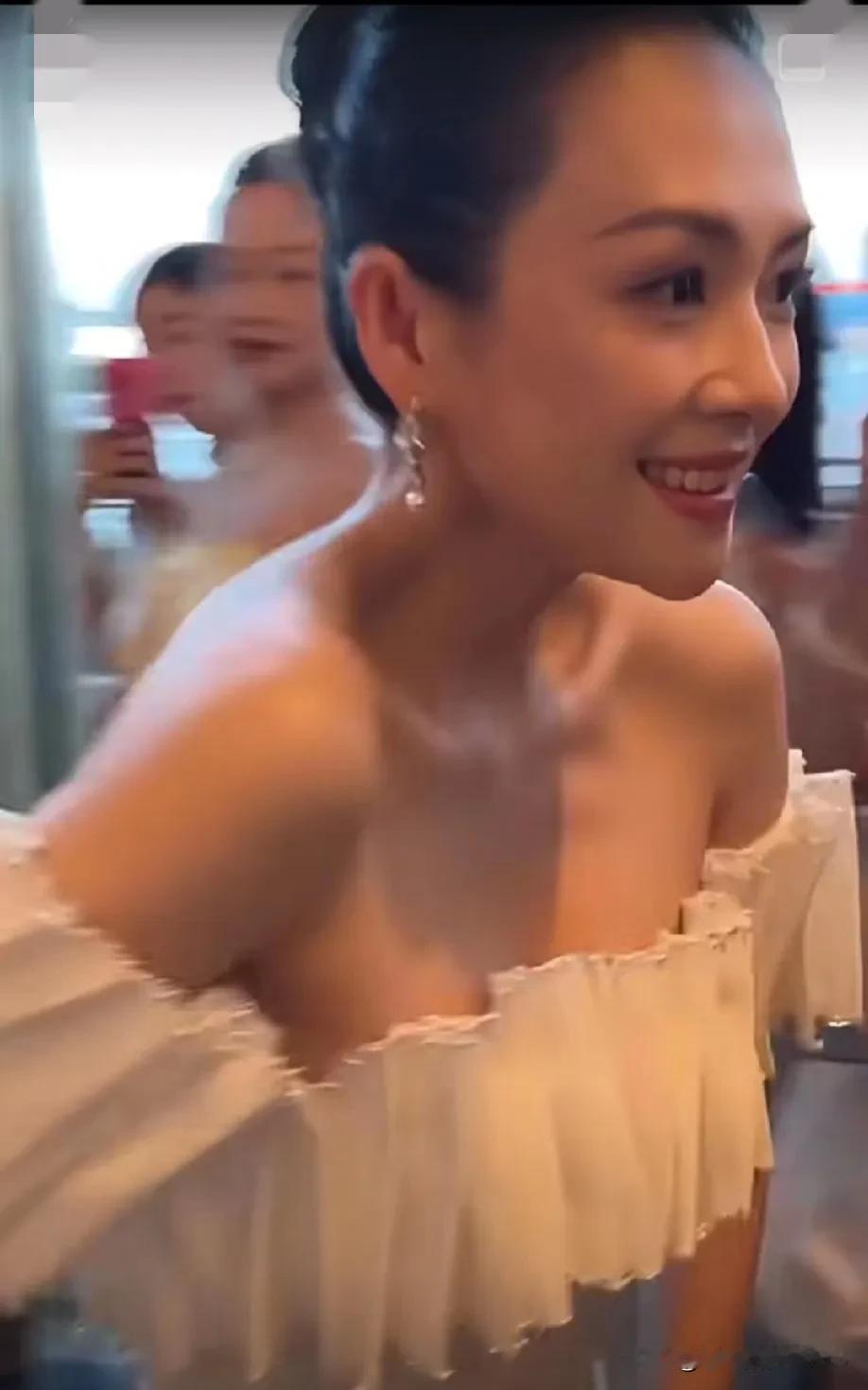章子怡离婚后依然充满少女感，这年龄还能保持如此好的状态真是令人羡慕。她的五官比例