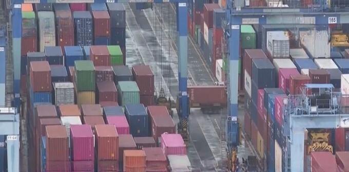 老特又出招了！刚被法院打脸，转头就宣布要给全球商品‘加价’10%。这波操作，到底