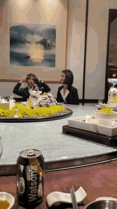 没有看懂这些小姑娘在一块儿吃饭到底是怎么回事儿？怎么感觉只有一个女儿是真正来吃饭