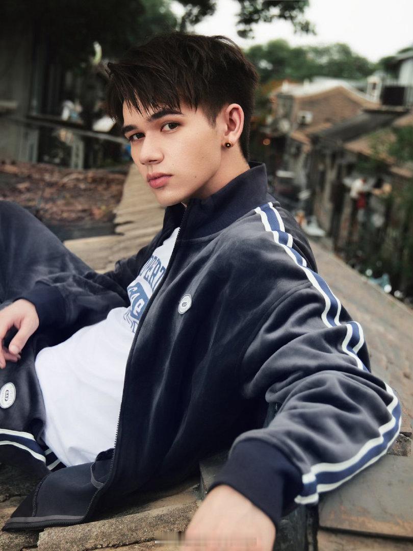 庆怜黄冠亨什么时候认识的黄冠亨惊喜现身庆怜巡演 庆怜巡演生日场，黄冠亨突然出现在