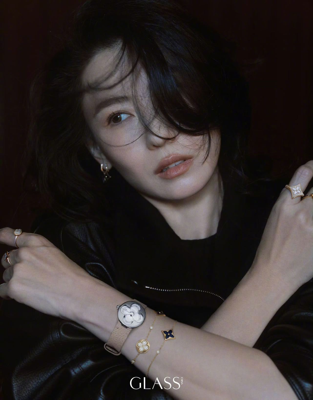 张柏芝佩戴LV珠宝和腕表登上《 GLASS》中文版2026年九月刊封面，以千禧复