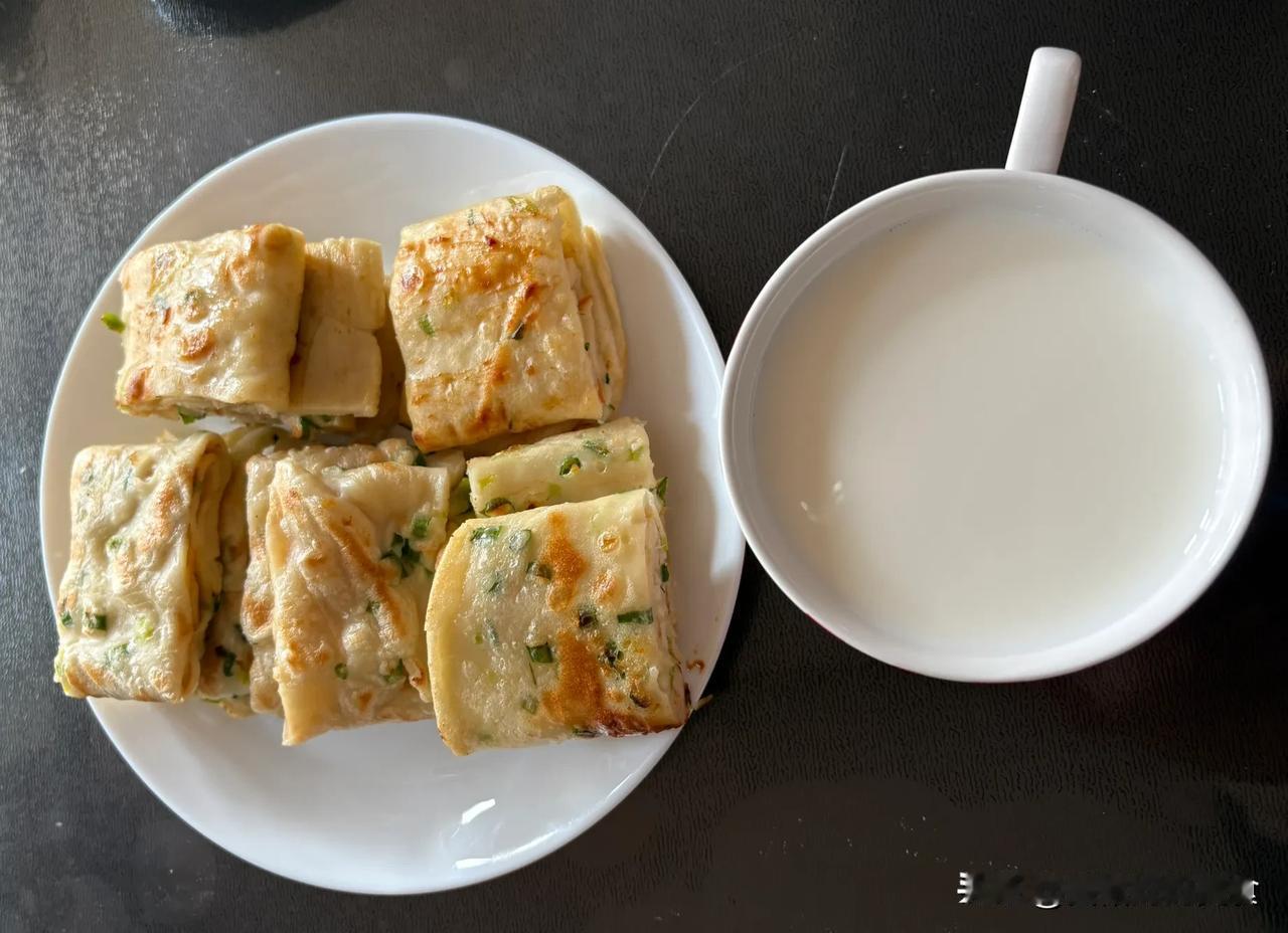 今天一早做了香喷喷的葱花鸡蛋饼，配上一杯牛奶，早餐温暖又实惠。

葱花鸡蛋饼：