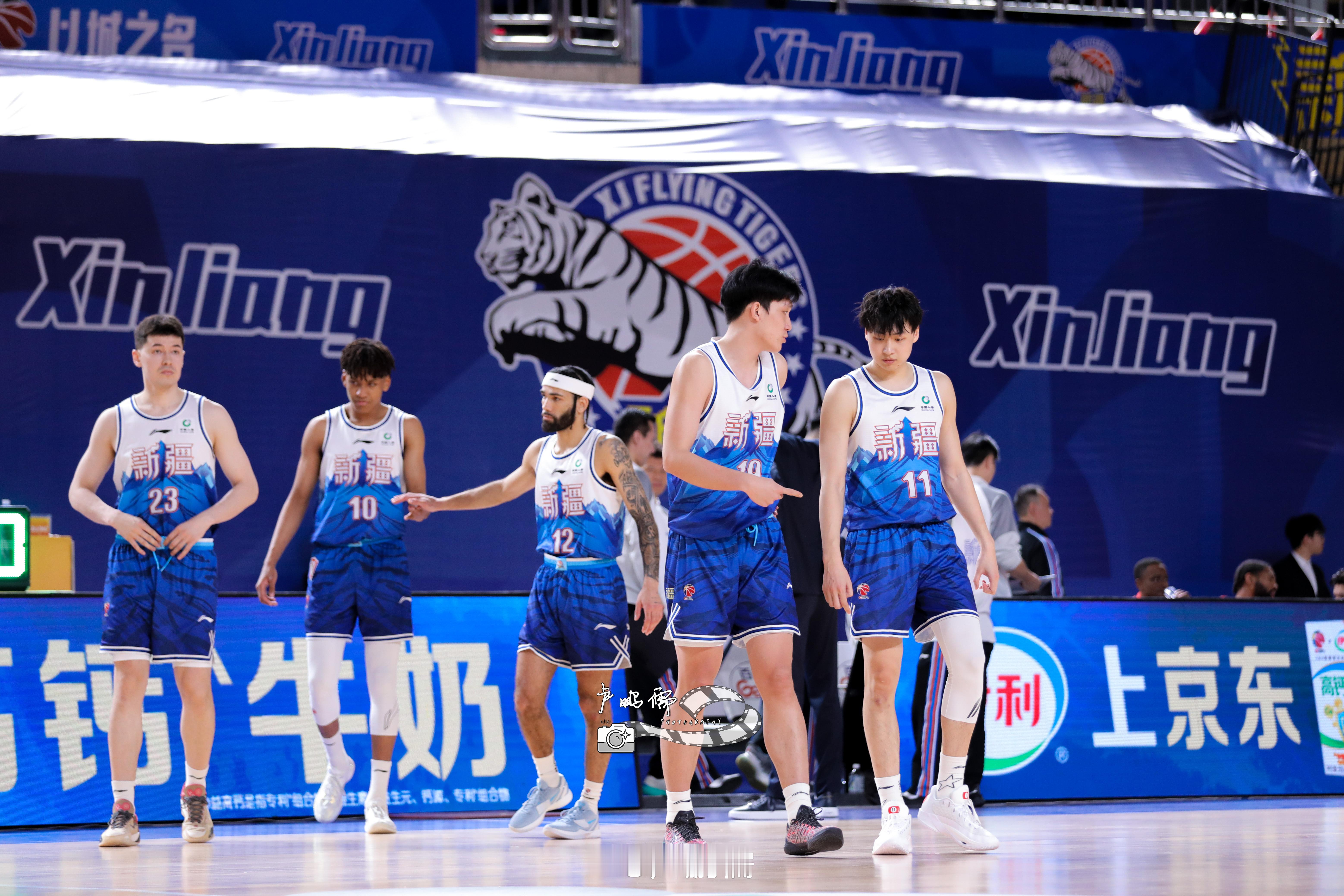 今晚新疆客场对阵天津，我将在俱乐部ks直播间代班解说🎙️欢迎所有鹏友们来直播间