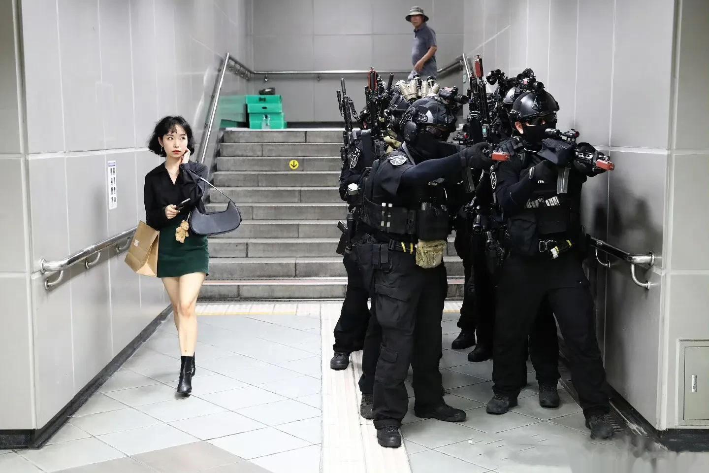 韩国首尔的反恐演习，右边是拿剧情附送皮肤装备的萌新，左边是氪金的大佬。[笑cry
