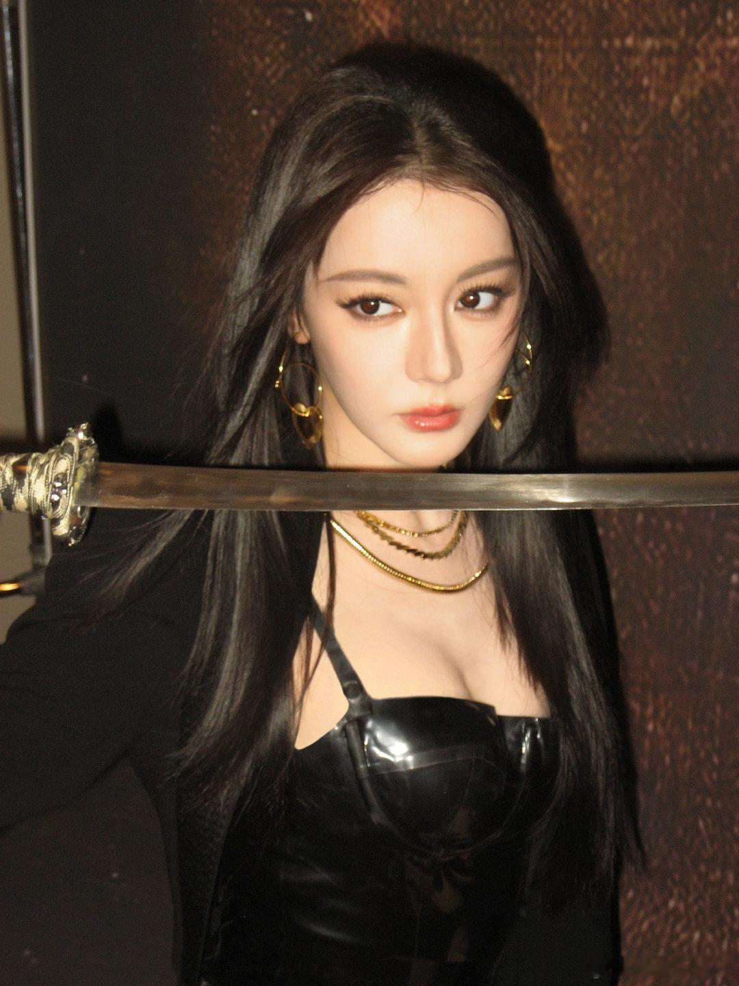 迪丽热巴枭起青壤追剧图直播，女王持剑！！