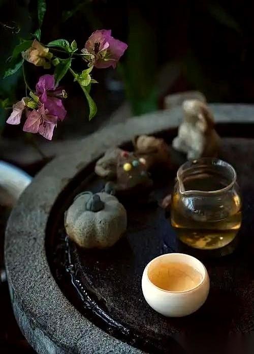 “跟穷人打交道，得忍得了占便宜；跟中产打交道，得受得了虚荣病；跟精英打交道，得接