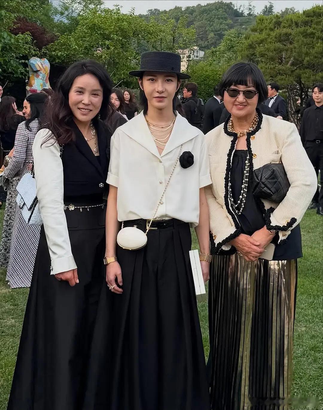 我去 黄仁俊以vic身份参加了香奈儿的首尔大秀 