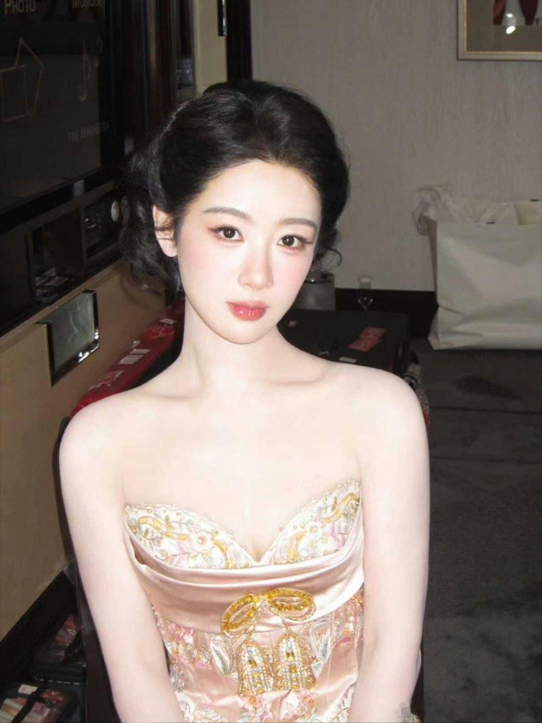 杨紫原来大雷哥给杨紫准备了三件祖海高定这就是实力派演员的实力，有人一件都借不到，