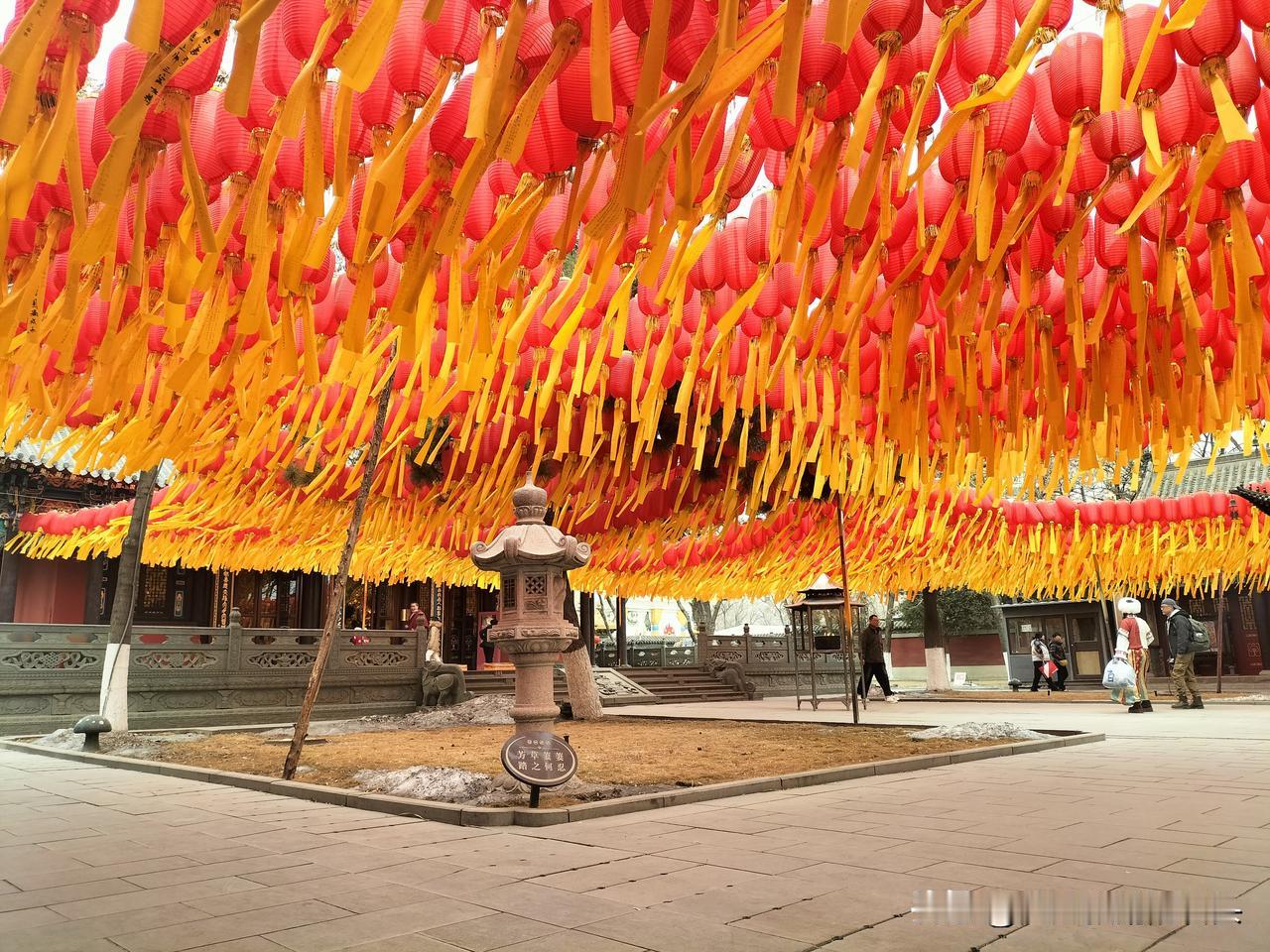 沈阳北塔，祈福的红灯笼挂满了小院