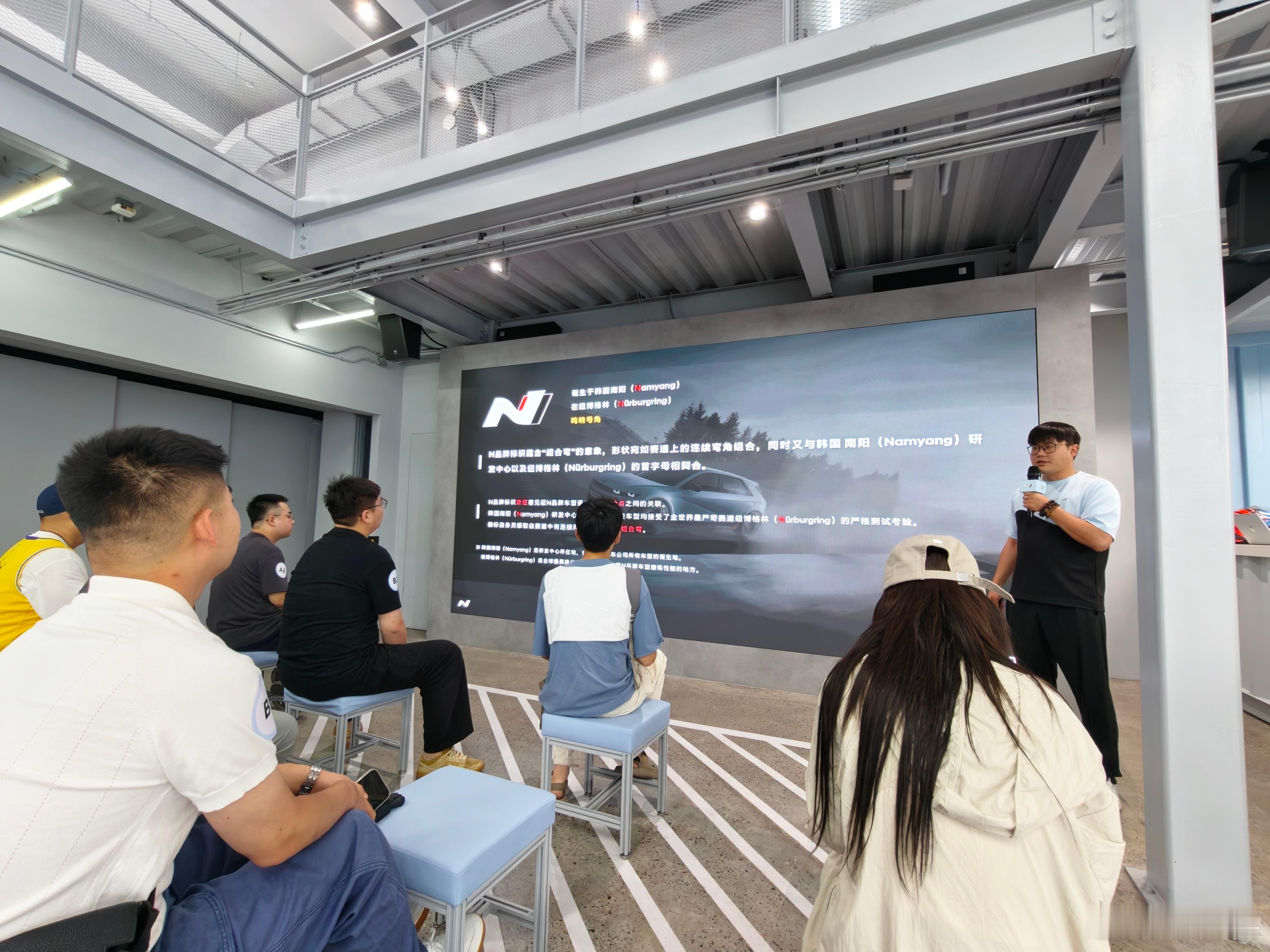 我以前有个朋友，他买的就是伊兰特N，我不知道这次现代艾尼氪5N他会不会买。一会儿