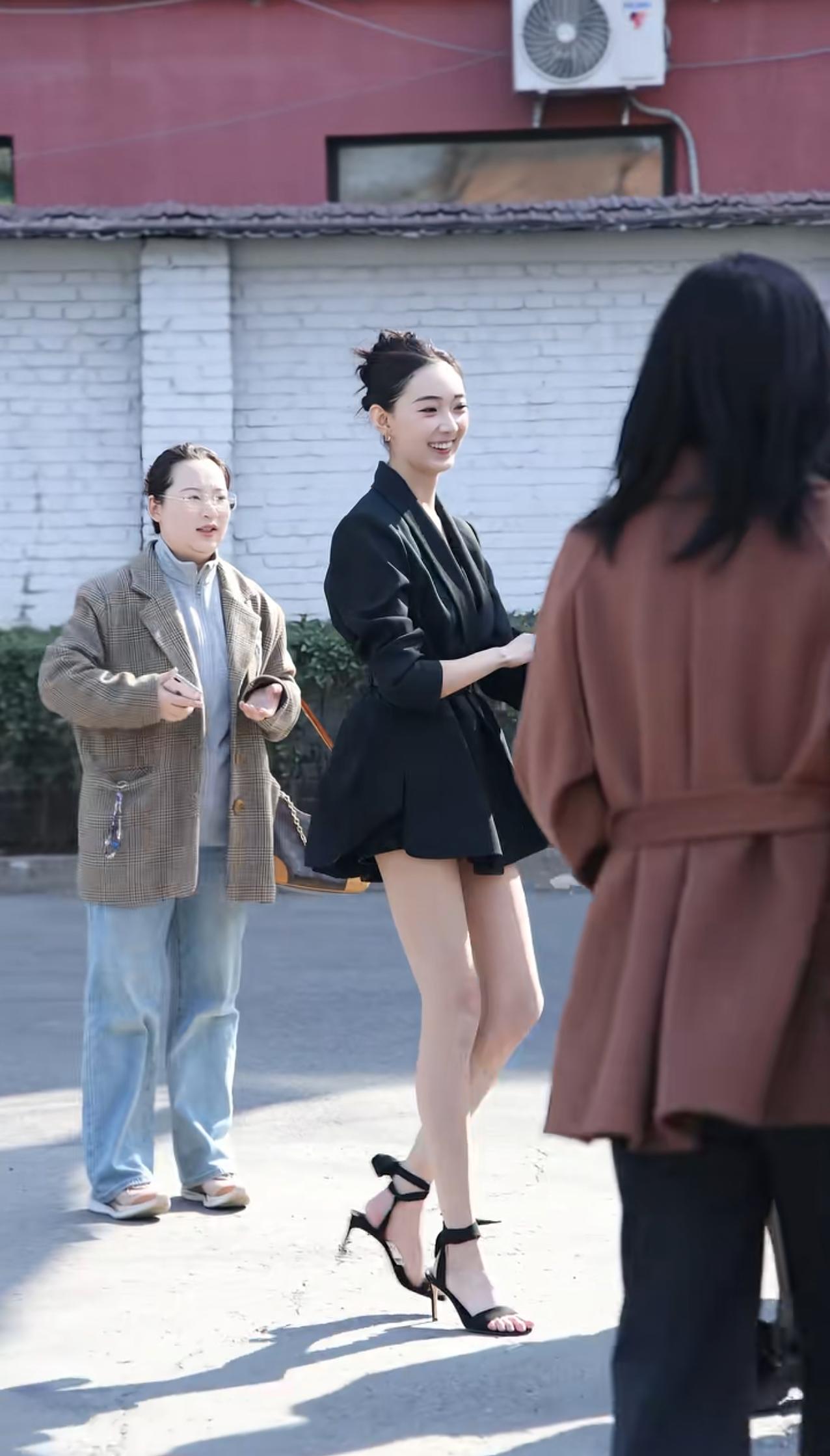 果然美女还是要靠衬托的。王一林，2002年的妹子，北影在读大学生，身高172cm