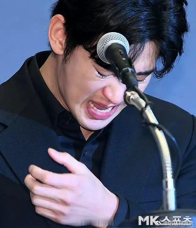 金秀贤故意没刮胡子金秀贤胡子金秀贤这是蓄谋已久吧？全妆、精致发型都弄好了，就留着