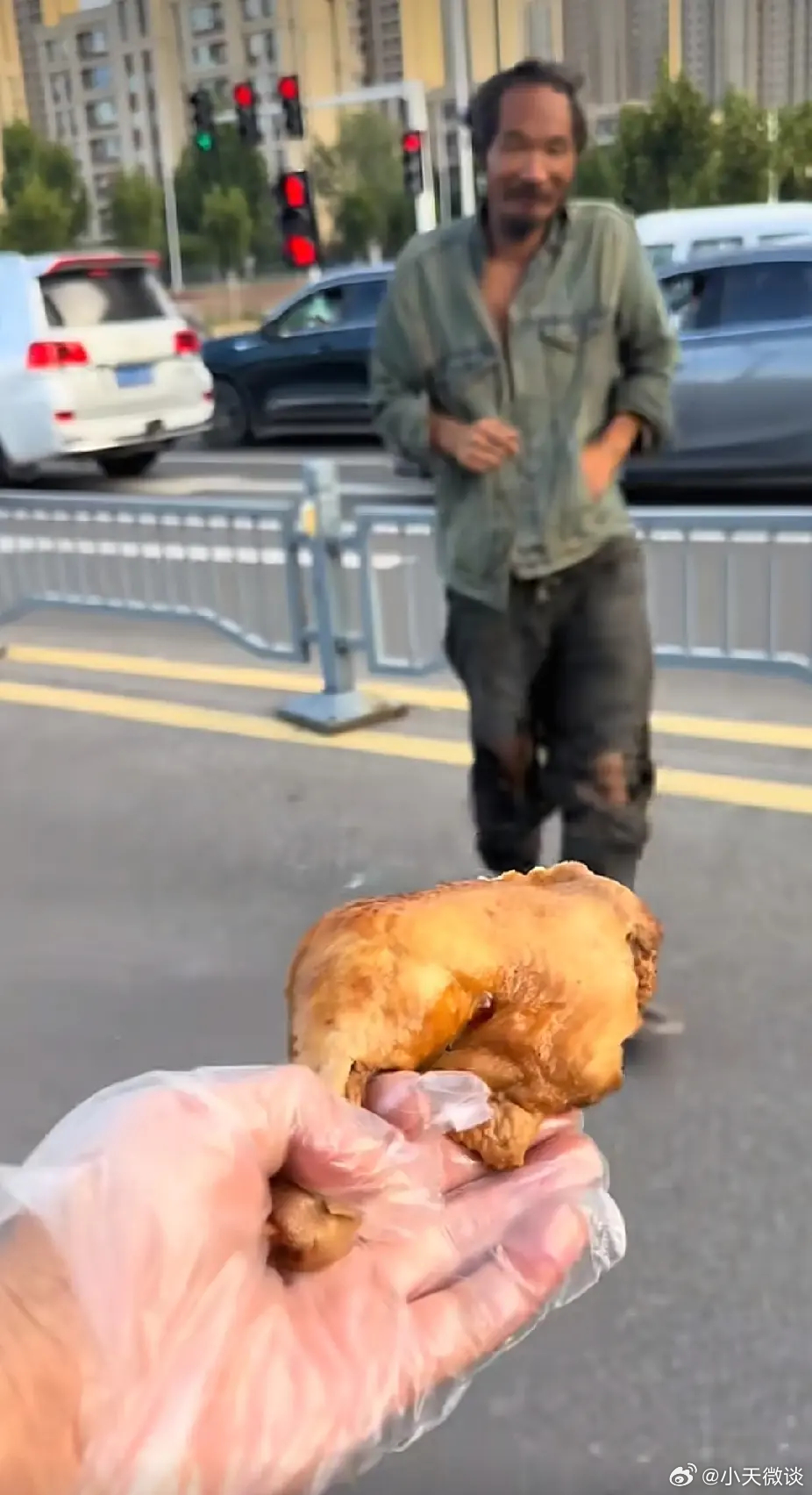 男子是一名经营卤鸡腿的路边小摊主，每天起早贪黑。又到出摊时间，他忙着摆好摊桌，把