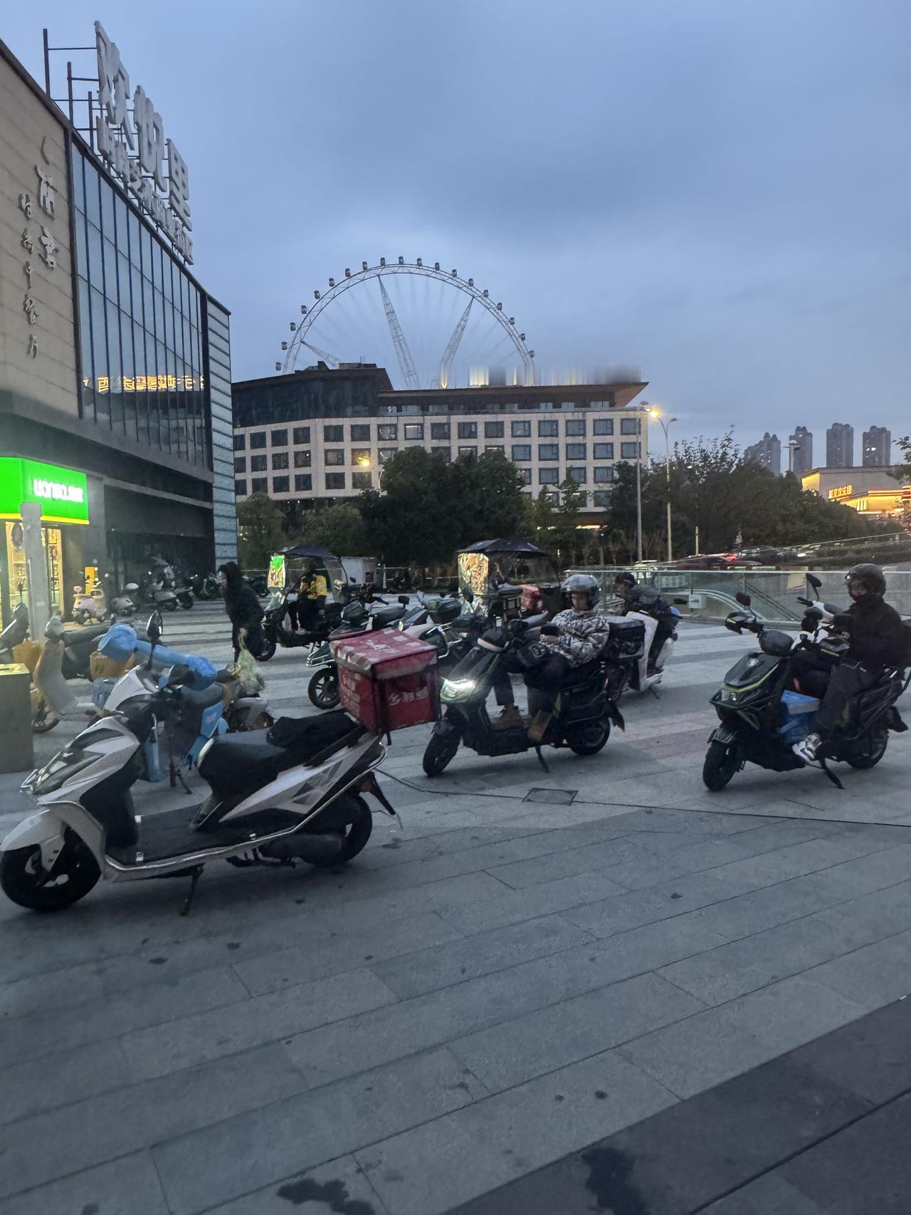 为什么现在的年轻人都去送外卖了？送外卖有什么吸引力吗