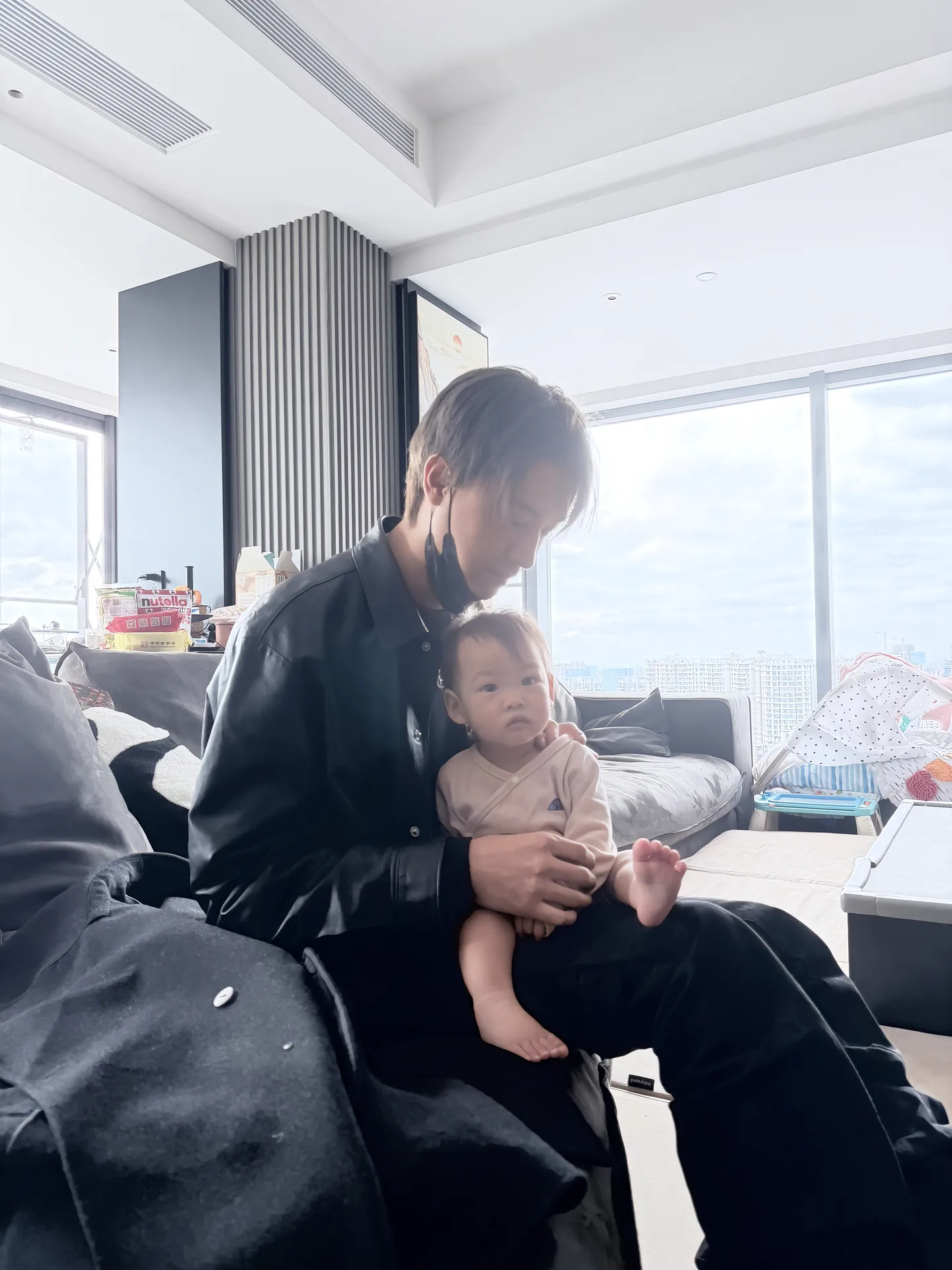 秦霄贤这是抱着谁家的小朋友～ 