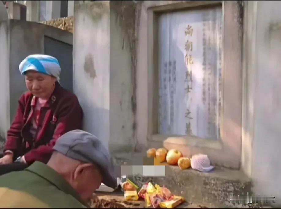 年逾花甲的父母来到烈士陵园，看望长眠于
此的儿子，在儿子墓碑旁泣不成声……向英雄