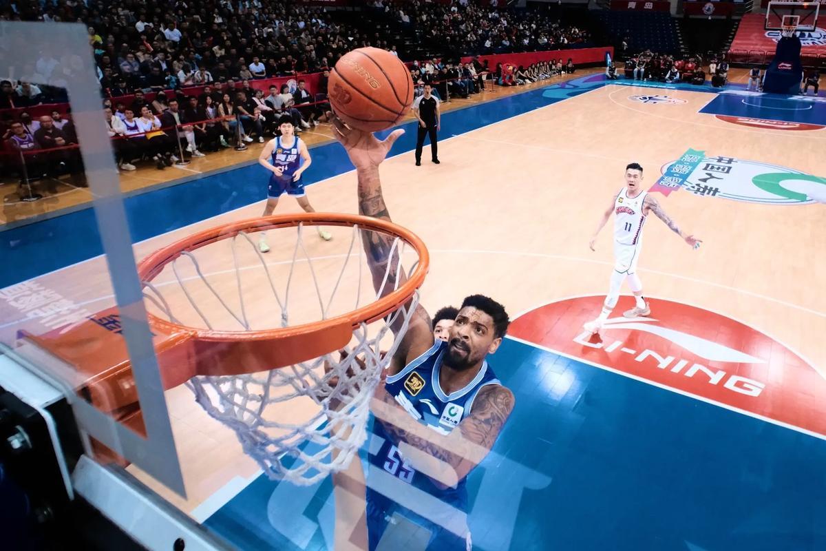 刘维伟表扬米奇！
经过2个加时赛的比拼，青岛男篮98：96险胜辽宁男篮！在这场关