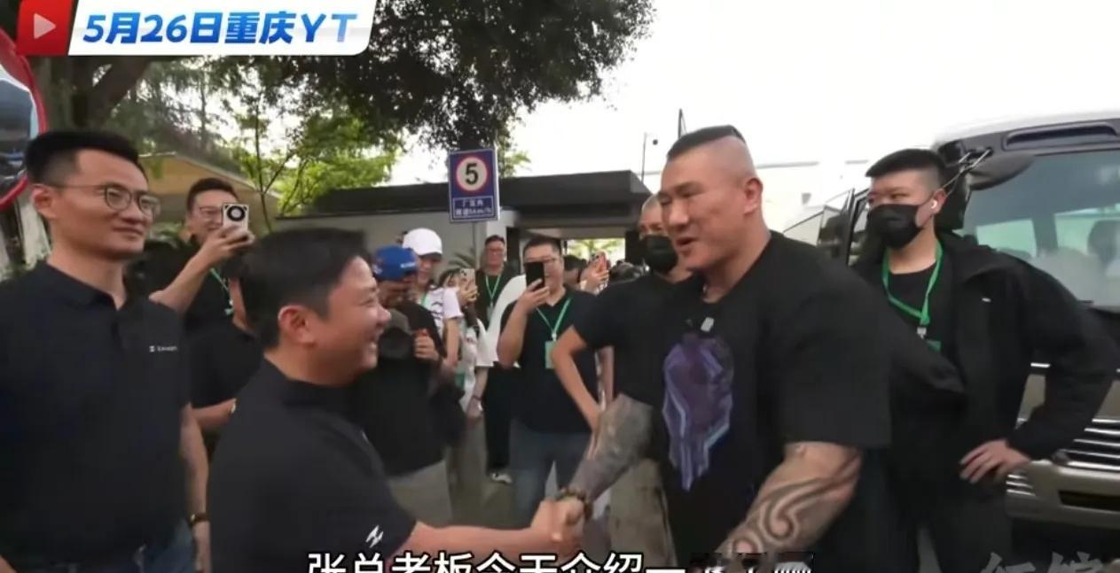 下午五点，这场博弈的戏码到了最高潮，却也戛然而止。
张雪带着人逛了一整天工厂，发