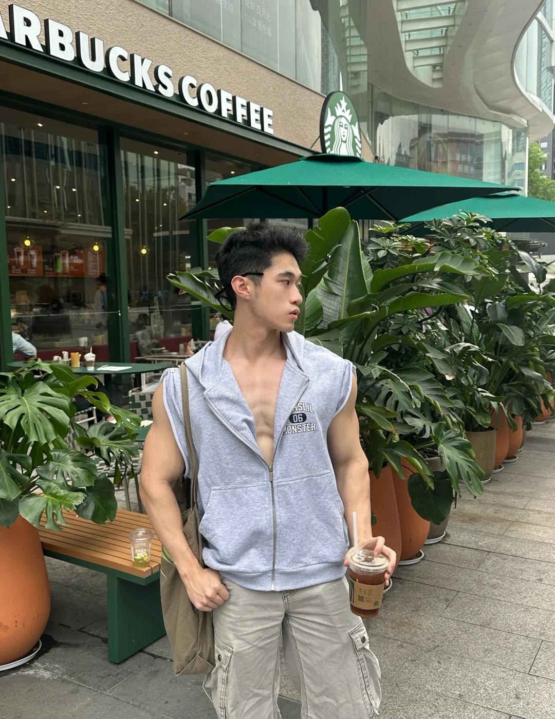 咖啡随拍☕️
介绍一个小哥哥 健身 ootd 喝一杯咖啡 一起喝杯咖啡吧 肌肉 