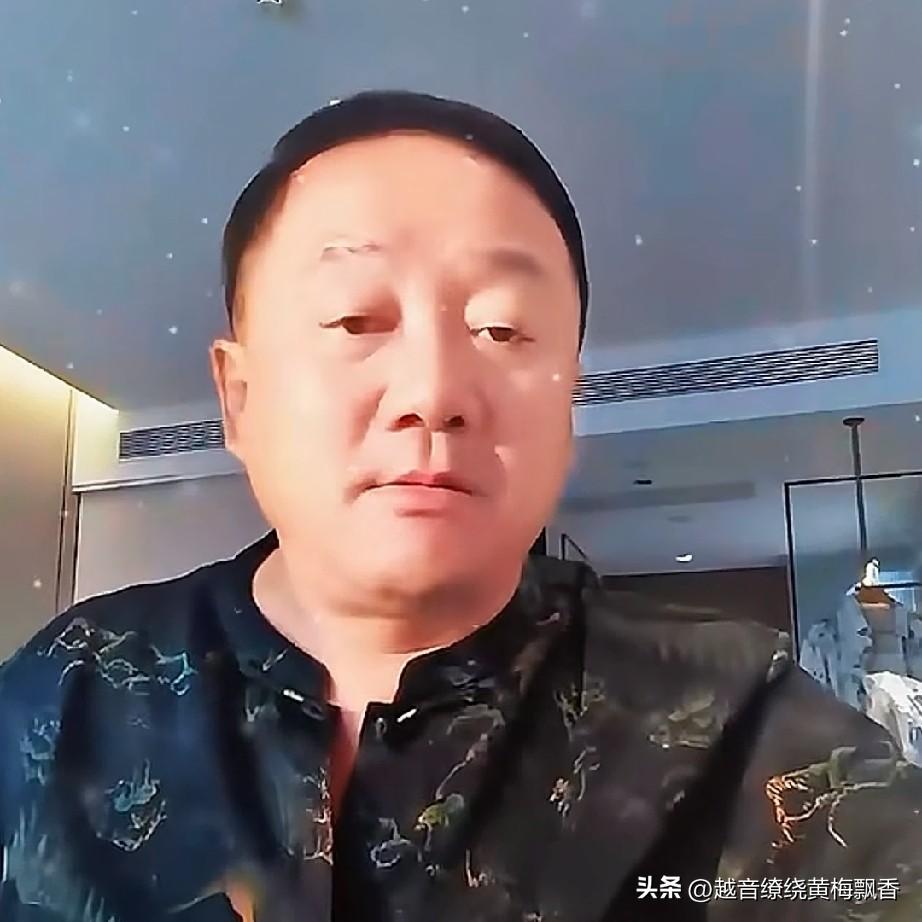 谢广坤在直播间除了卖酸菜就是赌咒发誓，他说:“你别看网上整天说我这个那个，那都是