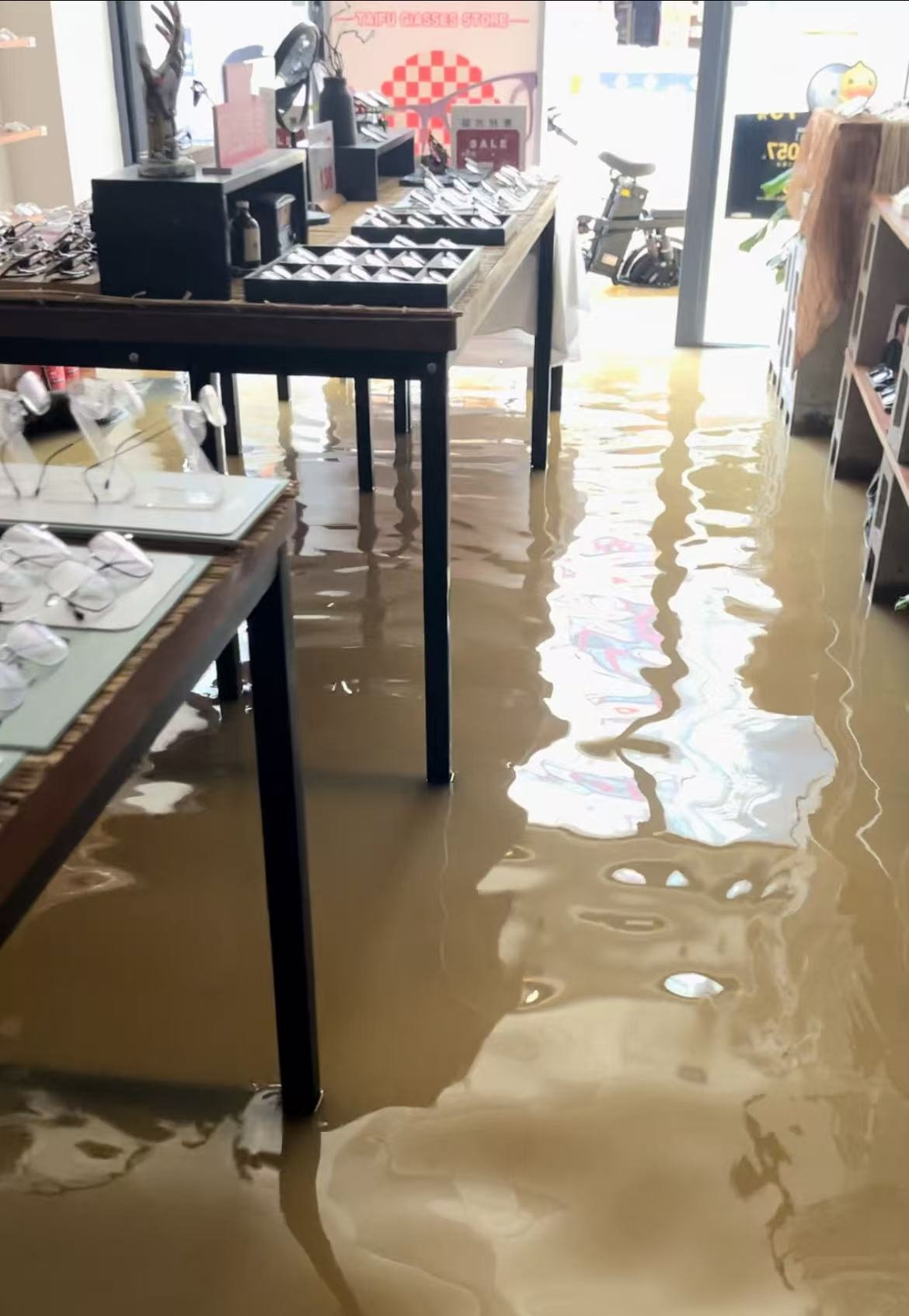 广东阳江市遭遇超级暴雨，居民：一楼积水接近膝盖