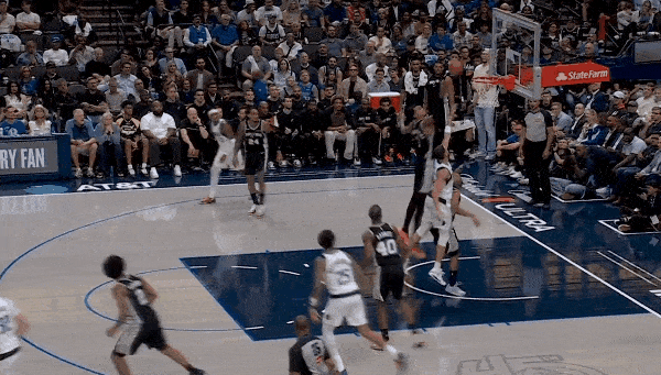 一条龙！文班亚马今天把浓眉当玩具了！
在今天NBA常规赛马刺对阵独行侠的第四节比