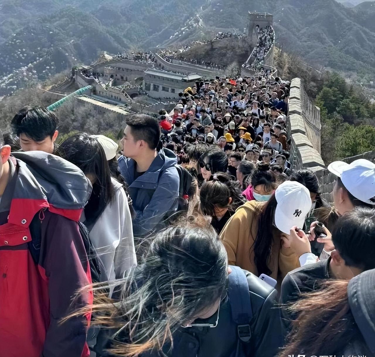 五一假期第1天，社会上就出现了4个“反常现象”，风向真的变了
 
昨天五一第一天