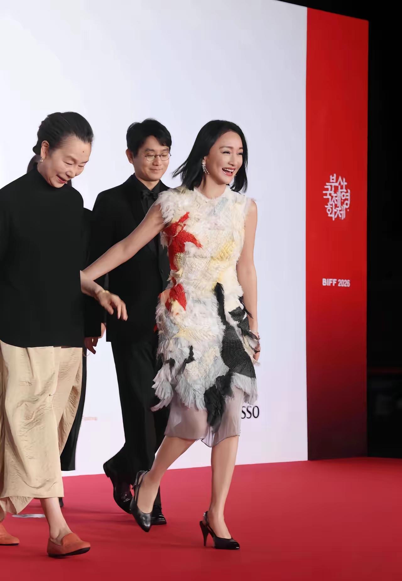 这几张照片显示周迅还是原来那个周迅！虽年近五十岁，但周迅还是那个灵动十足，气质独