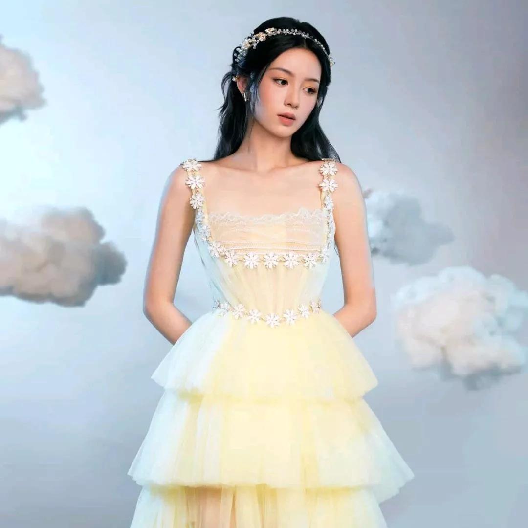 梦幻公主风，浅黄色礼服，仙女般飘逸！