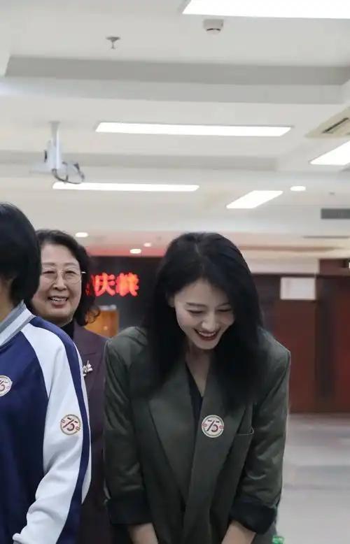 高圆圆出片“神助攻”竟是闺蜜孙嘉一！两人轧马路时，孙嘉一随手抓拍，高圆圆素颜大笑