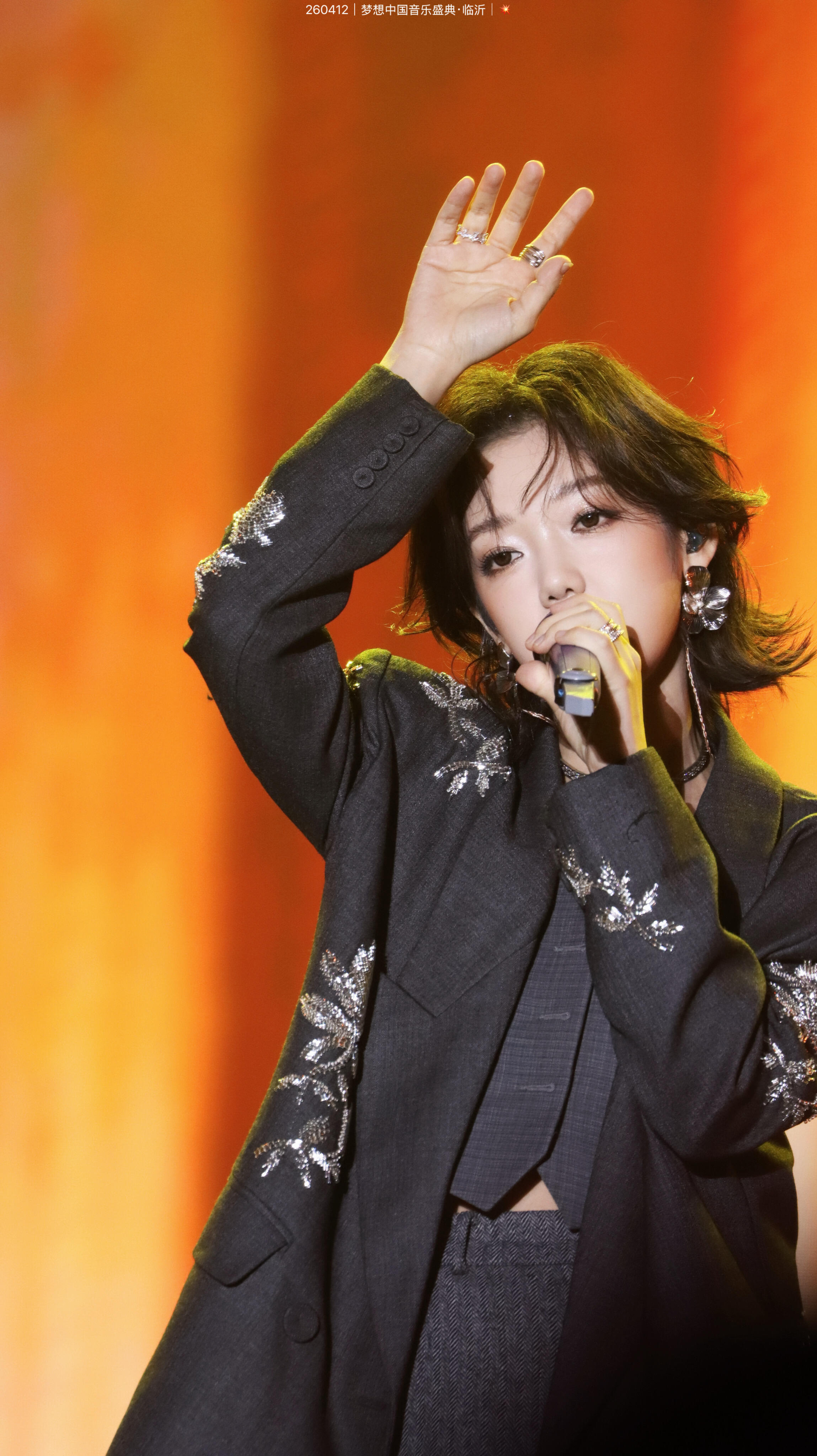被希林娜依高歌声治愈了希林娜依高一开口就是故事感 这首歌让我想起她初舞台时的样子