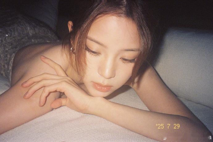 欧阳娜娜胶片下的美貌  欧阳娜娜胶片下的美貌真的是把光影的氛围感都已经拉满了呀，