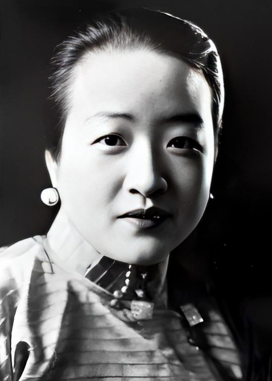 1945年，宋子文看到旧情人盛爱颐时，亲切地上前搭话，不料盛爱颐却冷漠地说：“我